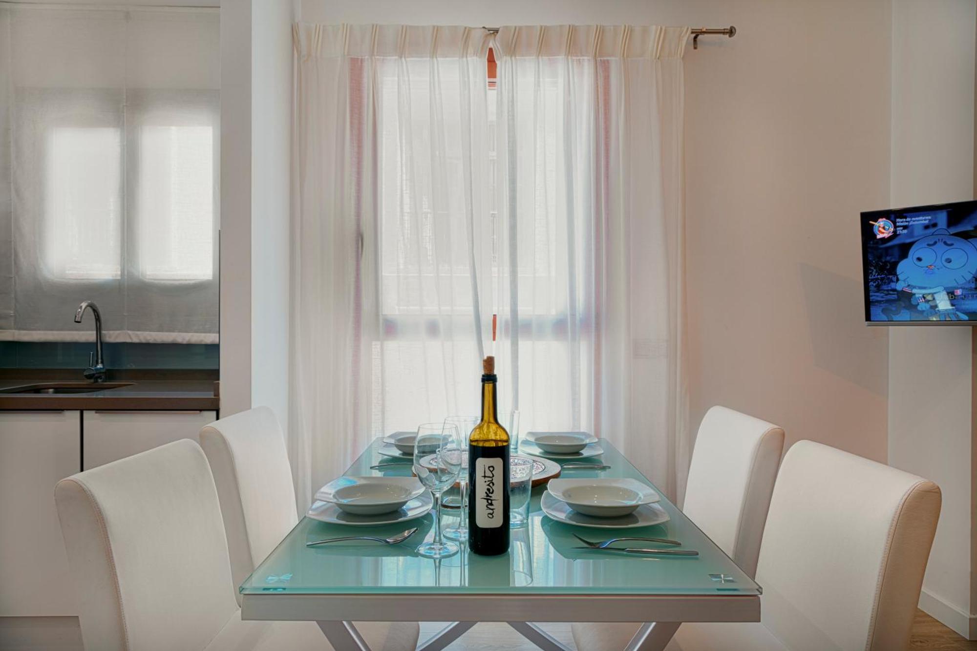 Caleta Homes - Apartamentos Pompidou Málaga Szoba fotó